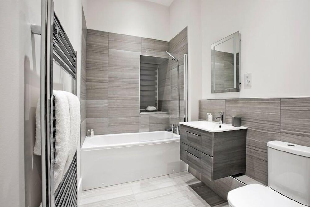 Apple Apartments Devanha Gardens - Bathroom