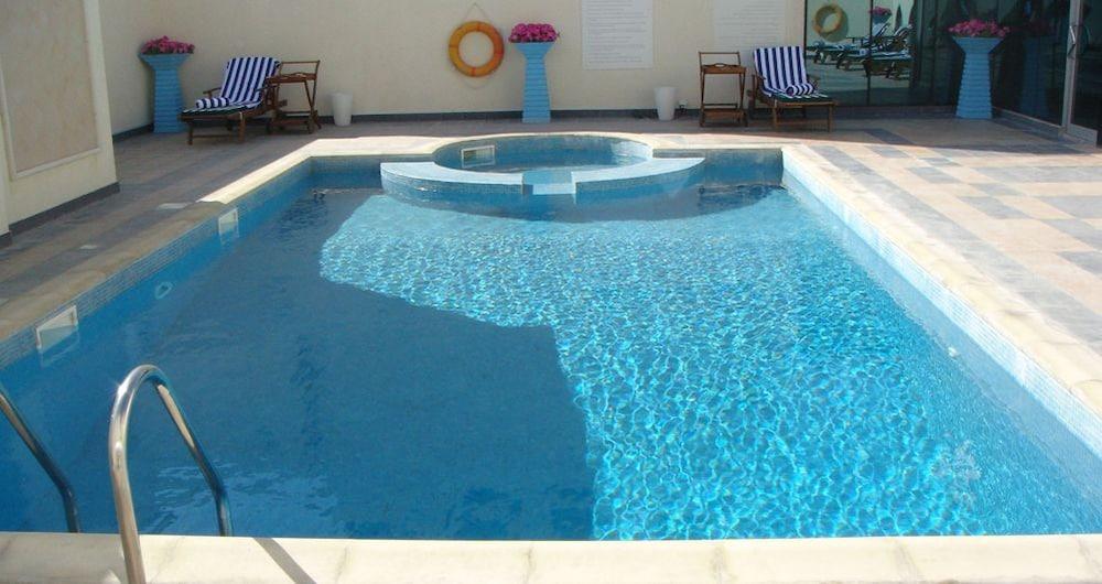 Gokulam Park Doha - Outdoor Pool