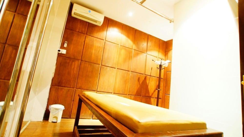 Nayyara Specialist - Treatment Room