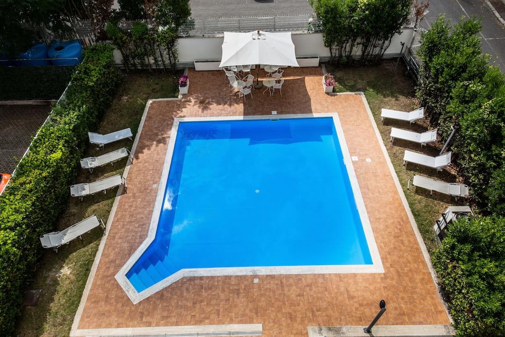 هوتل روما تور فيرجاتا - Outdoor Pool
