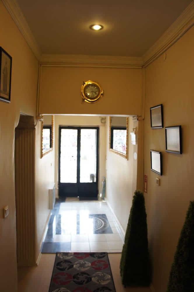 باربا روسا ريزيدنس - Interior Entrance