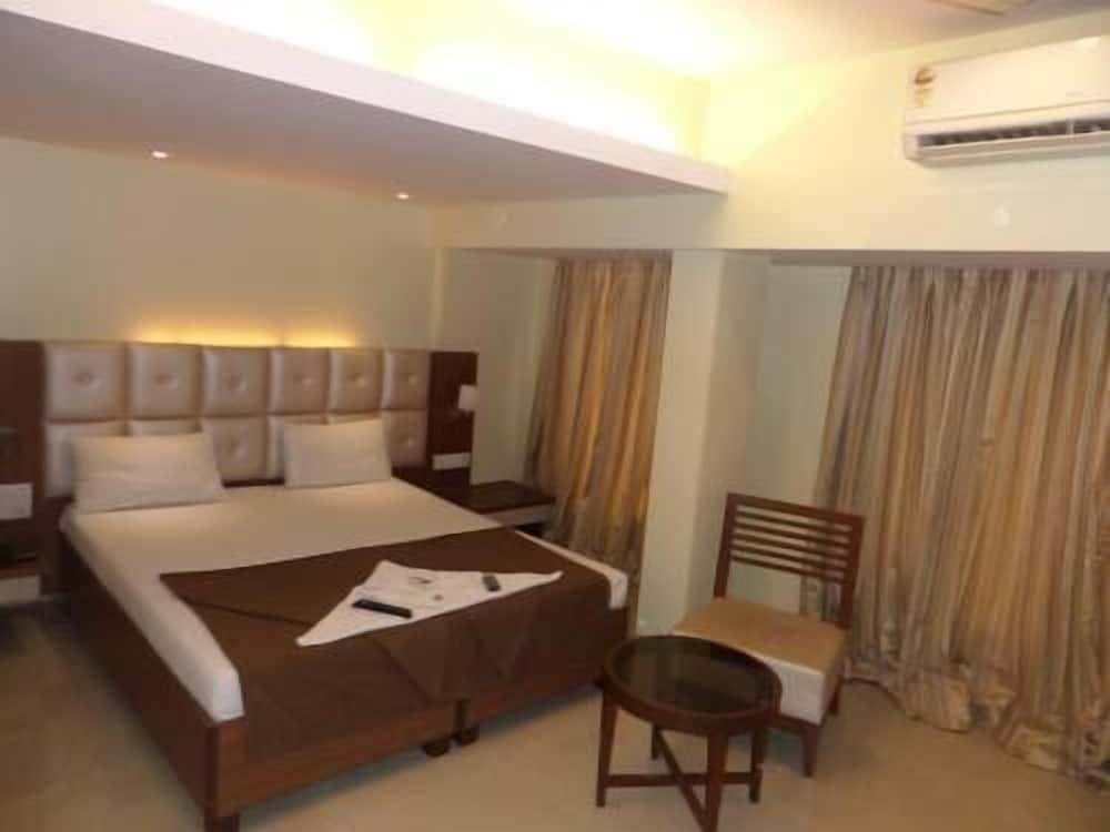 Hotel Aishwarya Residency - Room