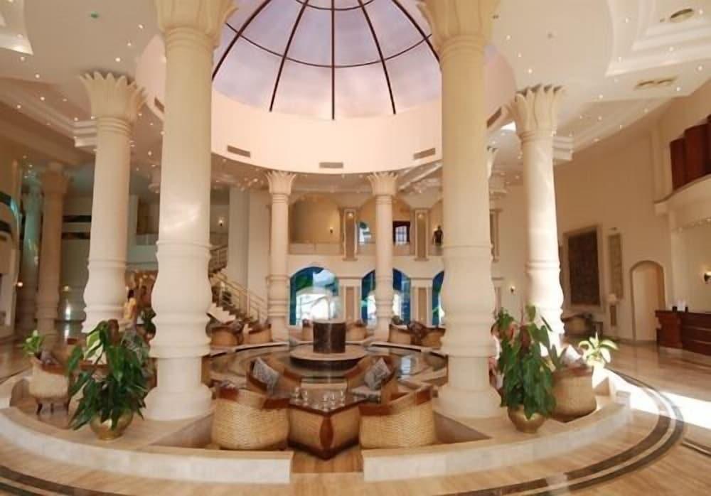 Life Resort Coral Hills - Lobby Sitting Area