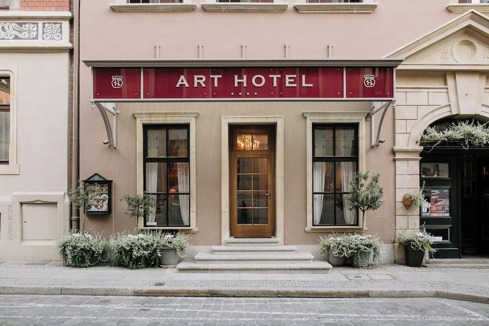 Art Hotel - Featured Image