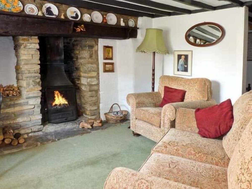 Woodforde Cottage - Living Room