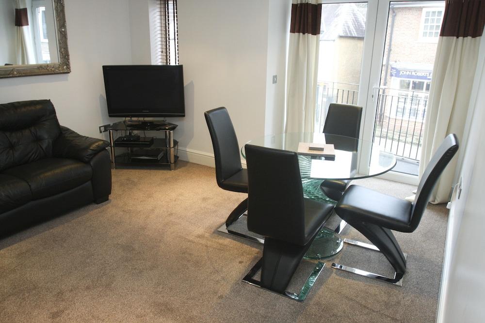 2 Bed Apt in Chorleywood Near Station - In-Room Dining