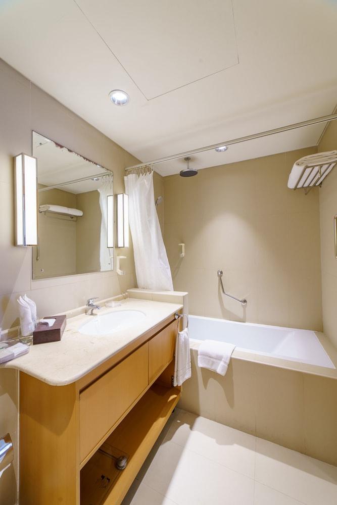ليفاتيو سويتس مسقط، أحد فنادق راديسون إنديفيديوالز - Bathroom