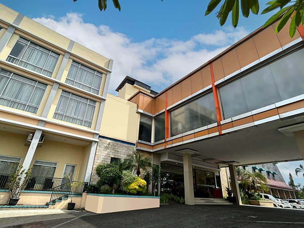 Parkside Mandarin Hotel Pekalongan - Featured Image