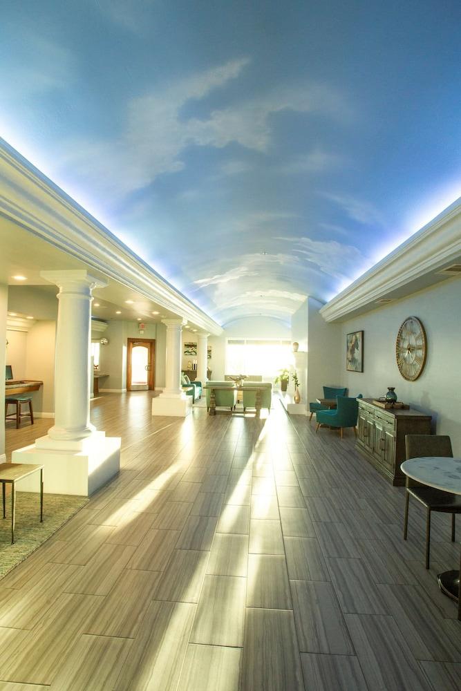 Tamarack Beach Resort Hotel - Lobby