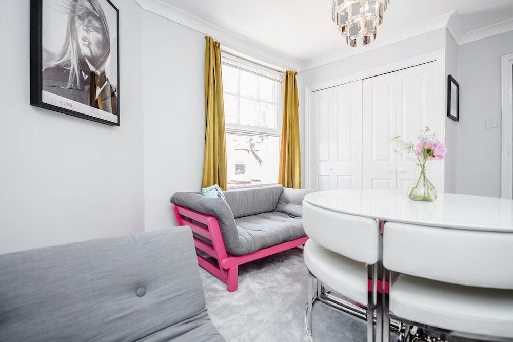 Stylish 1 Bedroom Flats Covent Garden - Living Room