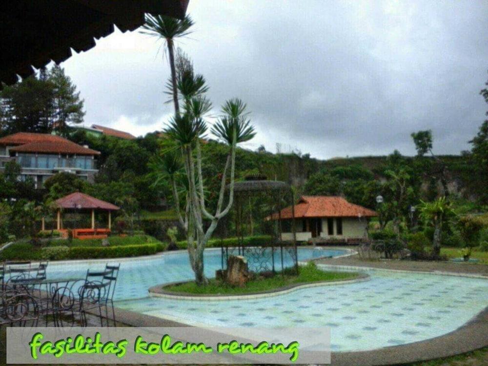 Villa Pinggir Danau Puncak for 30 pax - Private Pool