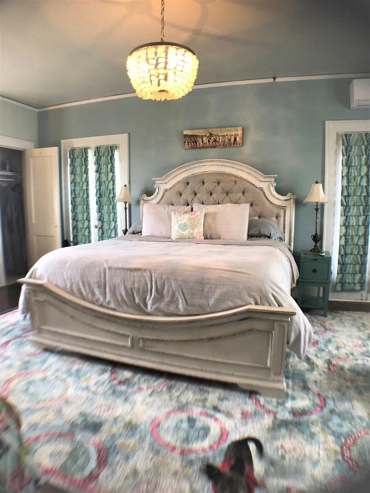 Avenue O Bed & Breakfast - Room