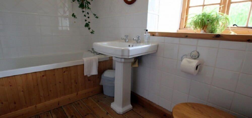 Larkrise Cottage - Bathroom