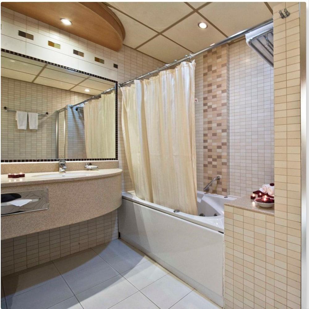 Excelsior Luxury Apartments - Bathroom