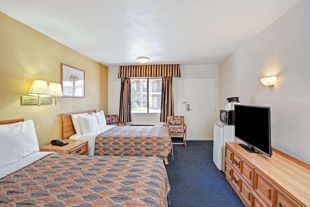 Travelodge by Wyndham Banning CA Near Casino/Outlet Mall - Room