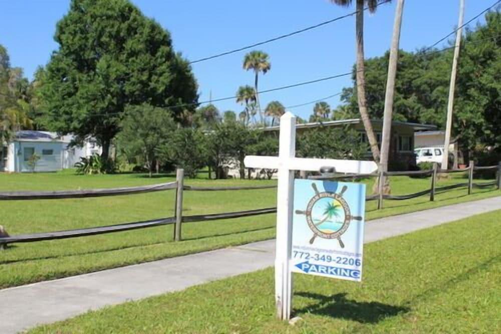 Indian River Lagoon Waterfront Cottages - Property Grounds