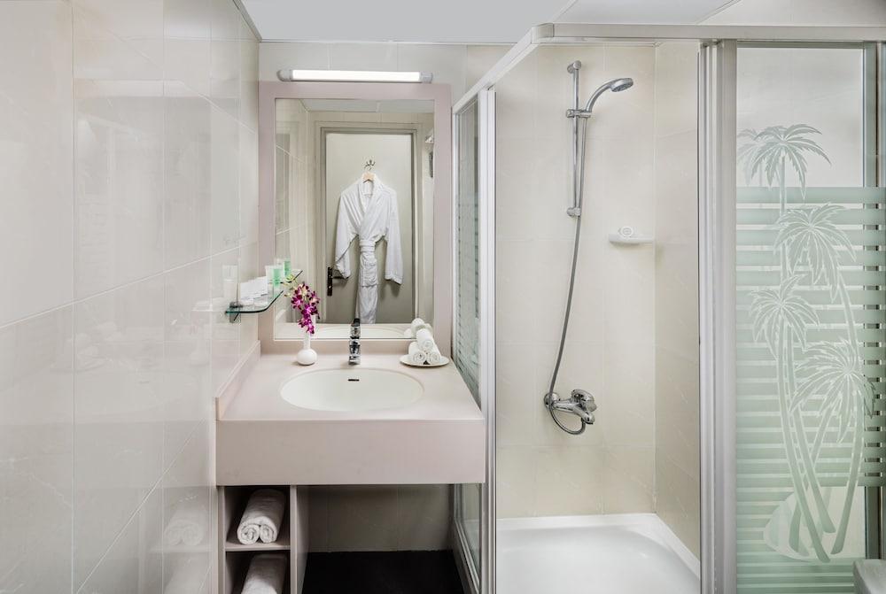 Savoy Park Hotel Apartments - Bathroom