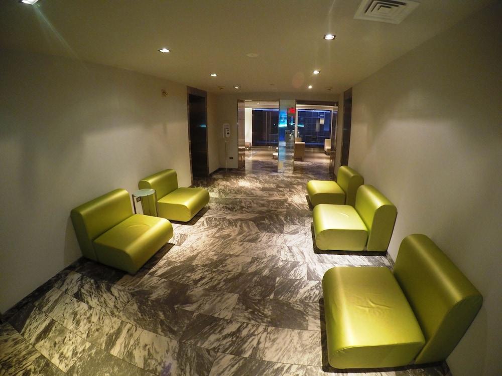 The Shoreham Hotel - Lobby Sitting Area