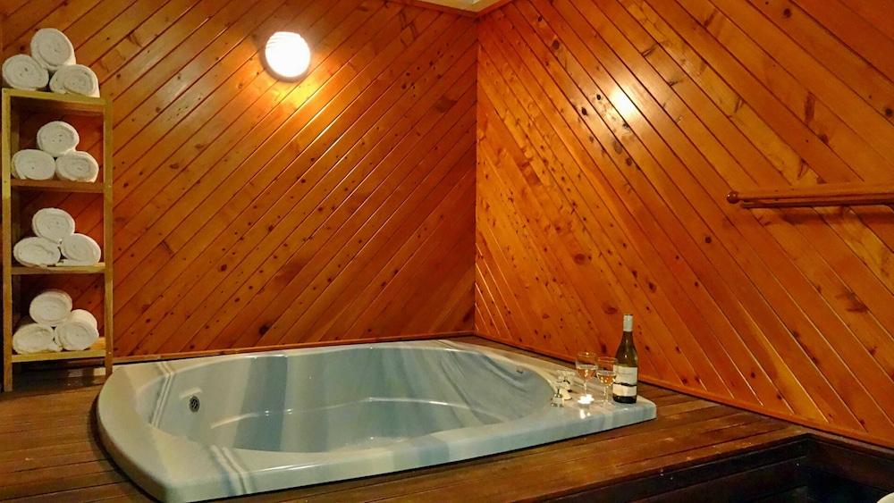 Rotorua Coachman SPA Motel - Indoor Spa Tub