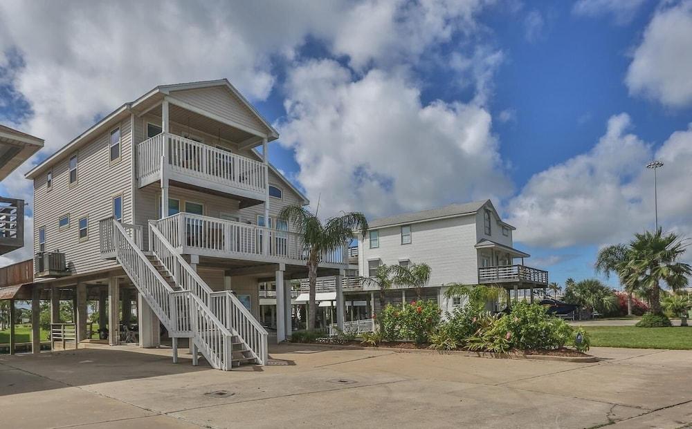 Tropical Oasis In Beautiful Galveston-tiki Island 3 Bedroom Home by RedAwning - Exterior