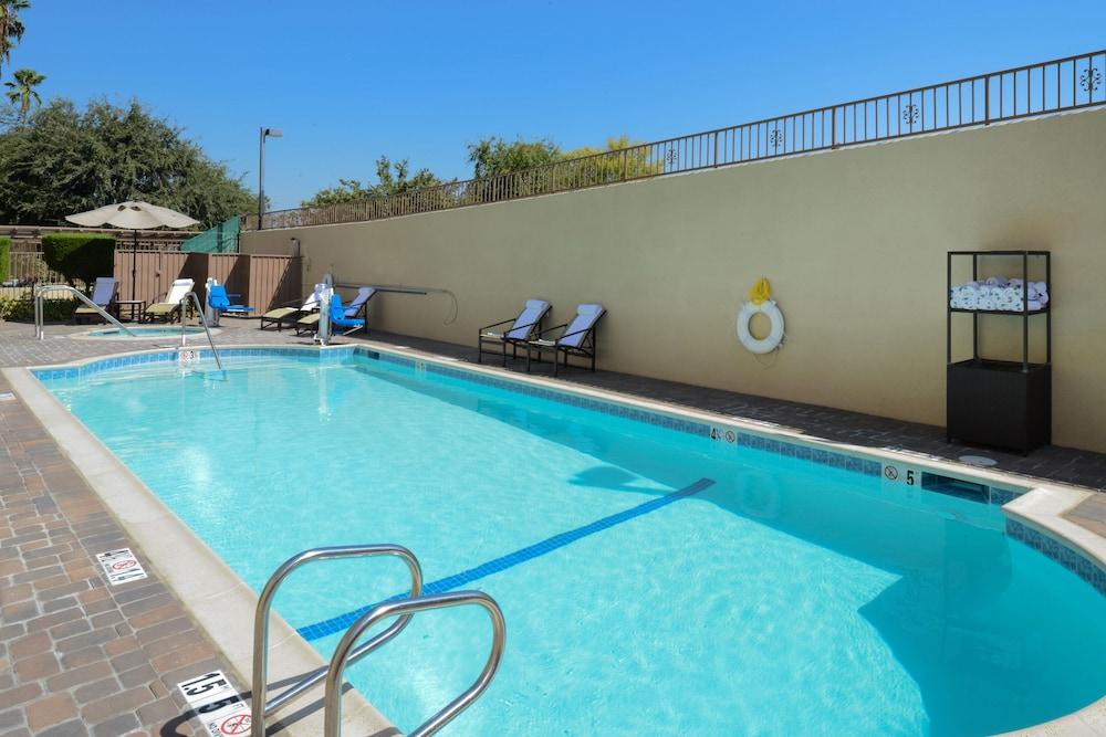 Holiday Inn Express Hotel and Suites Pasadena-Colorado Blvd, an IHG Hotel - Pool