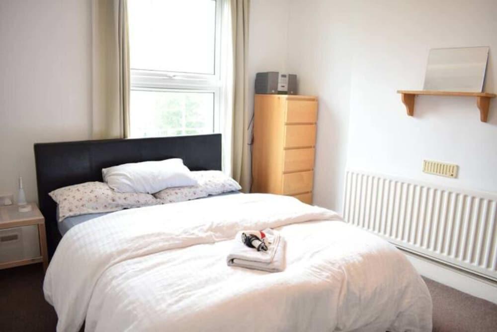 Lovely Victorian Flat for 6 in Stoke Newington - Room