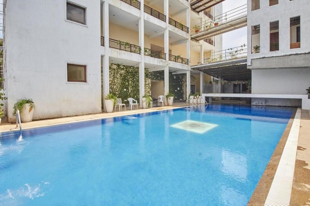 Purple Hotels Resorts - Pool