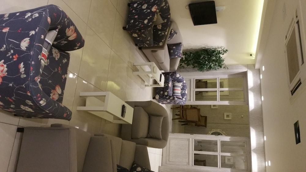 Al Ballouti Hotel Suites - Lobby Sitting Area