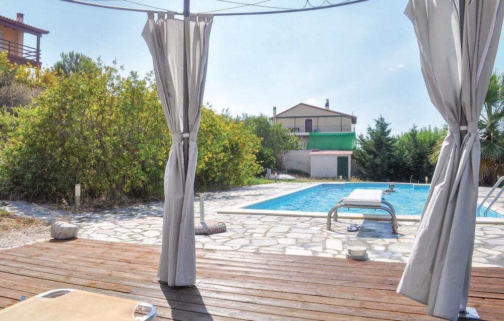 Stunning Home in Korinthos With 3 Bedrooms and Outdoor Swimming Pool - null