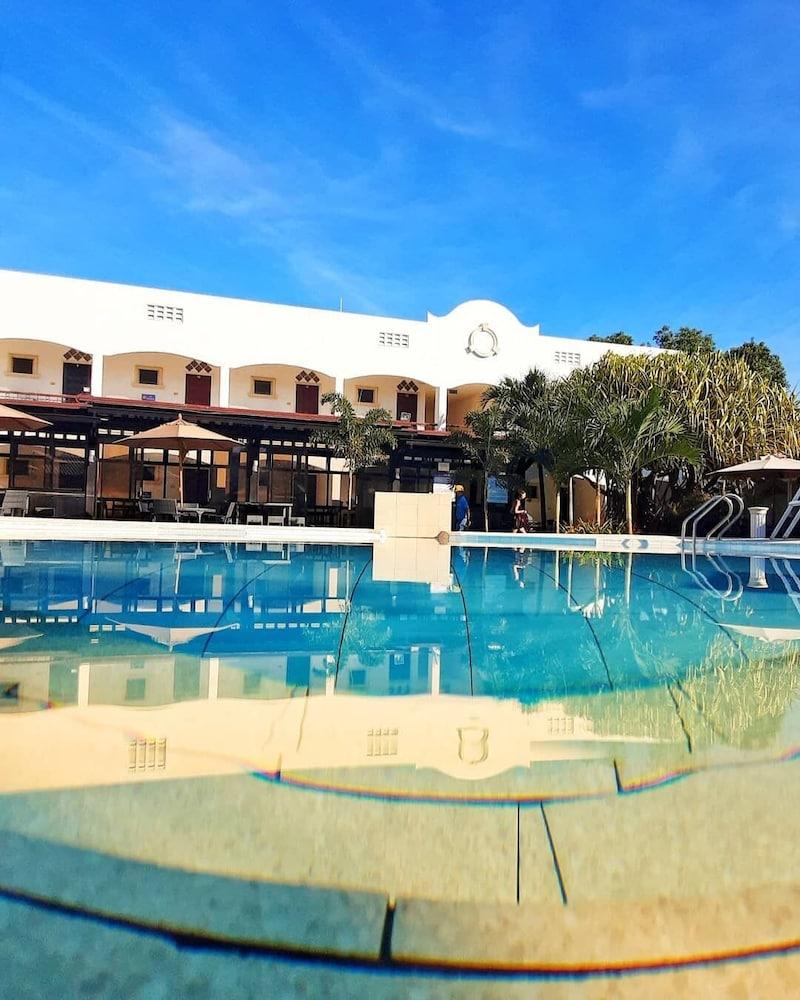Panglao Regents Park Resort - Outdoor Pool