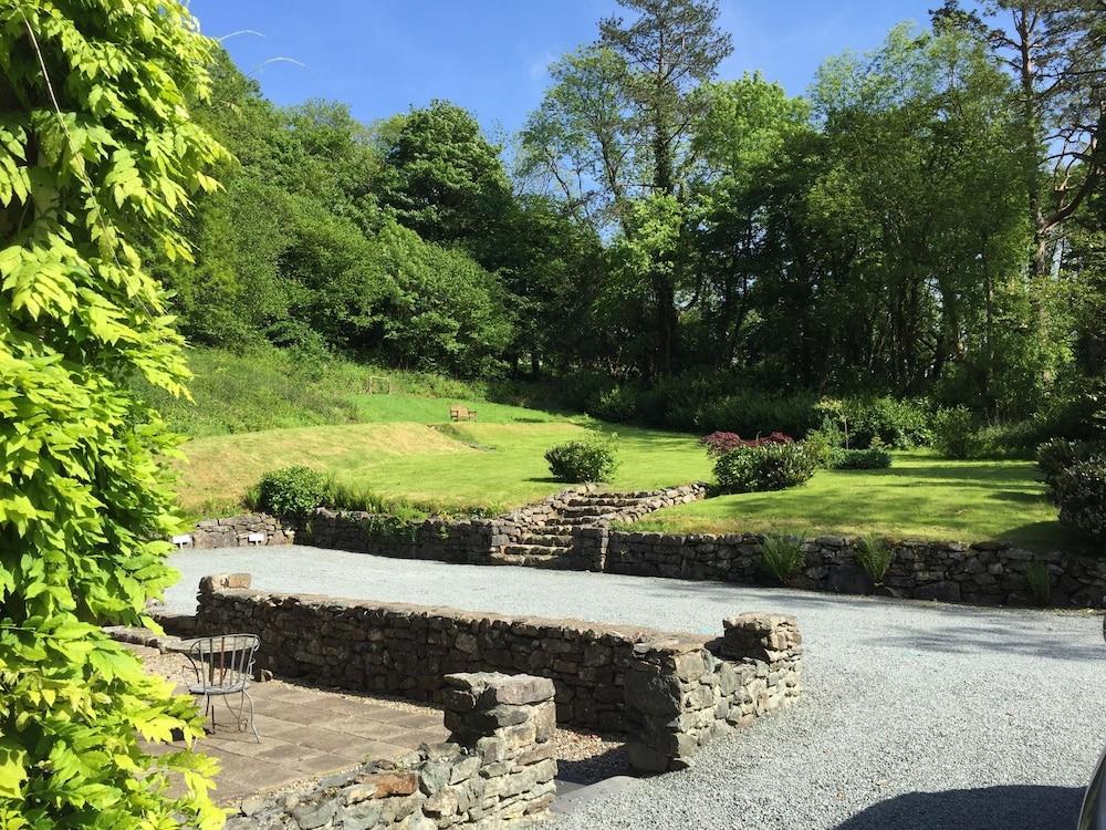 Afon Gwyn Country House - Property Grounds