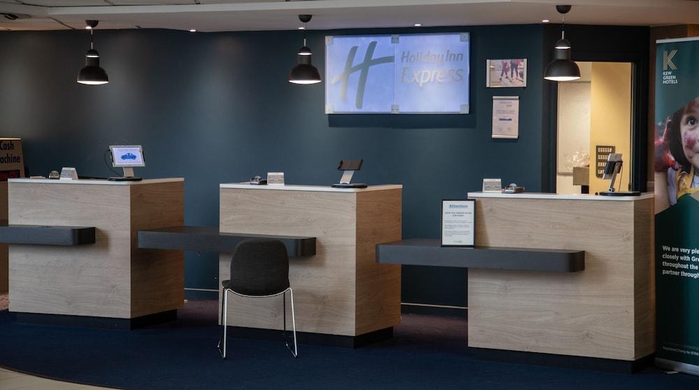 Holiday Inn Express London Stansted Airport, an IHG Hotel - Reception