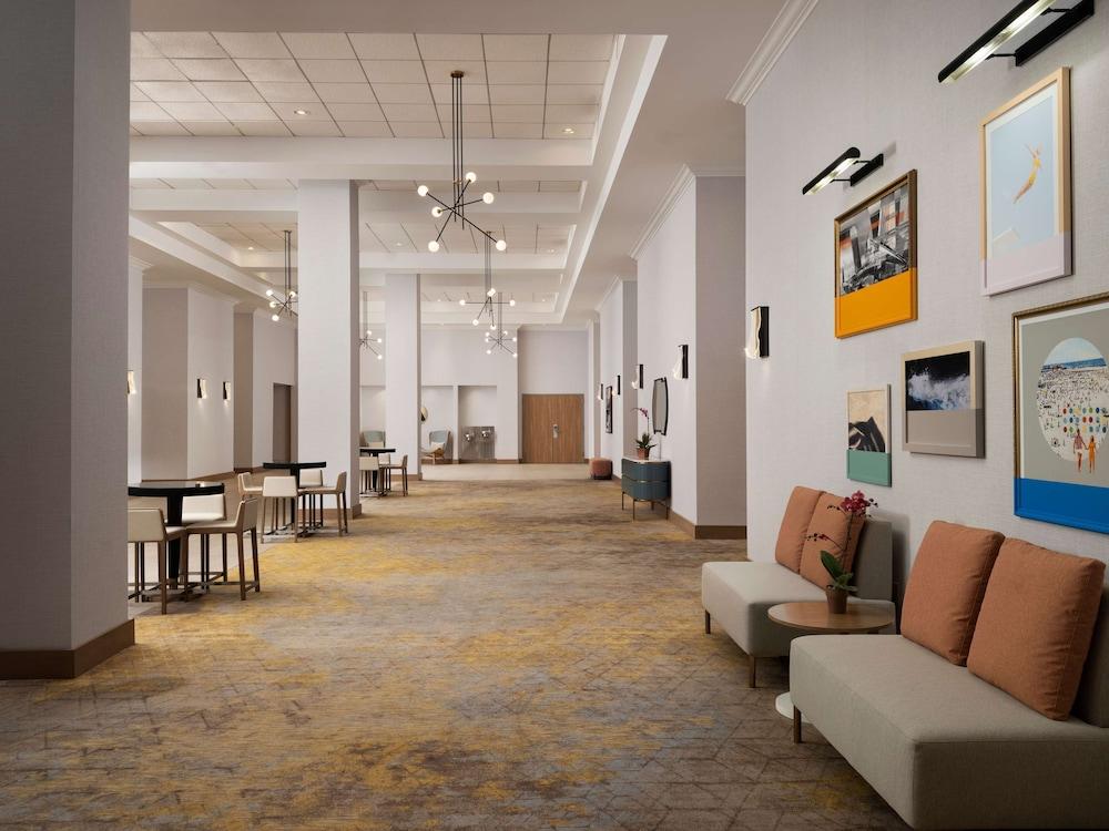 Hotel Zessa Santa Ana – a DoubleTree by Hilton - Lobby