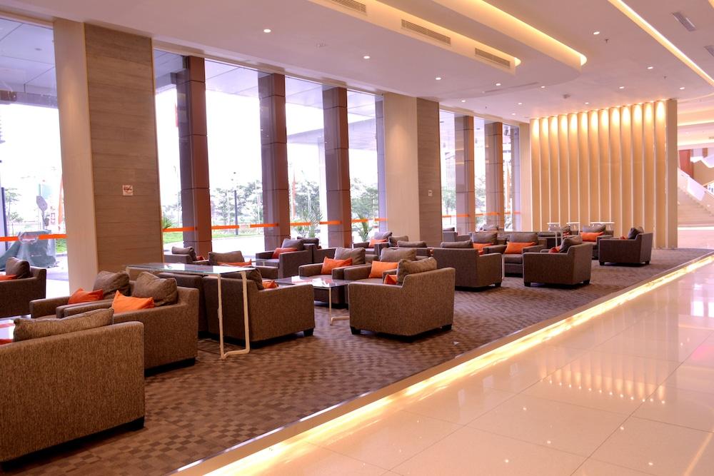 HARRIS Hotel & Conventions Bekasi - Lobby Sitting Area