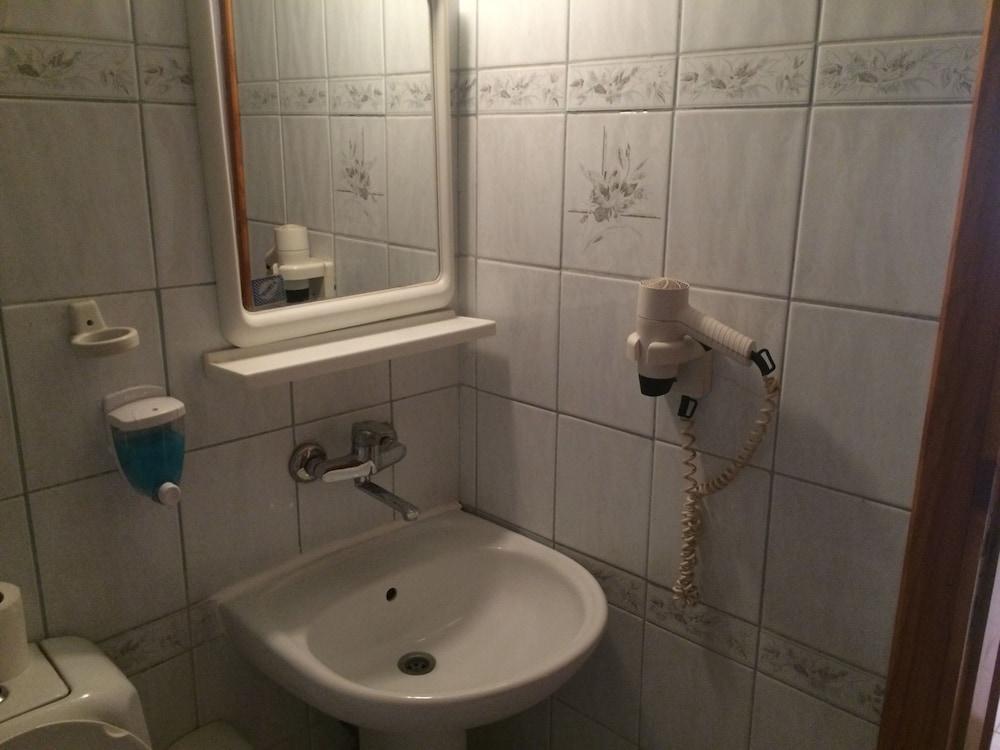 Helene Apart Hotel - Bathroom