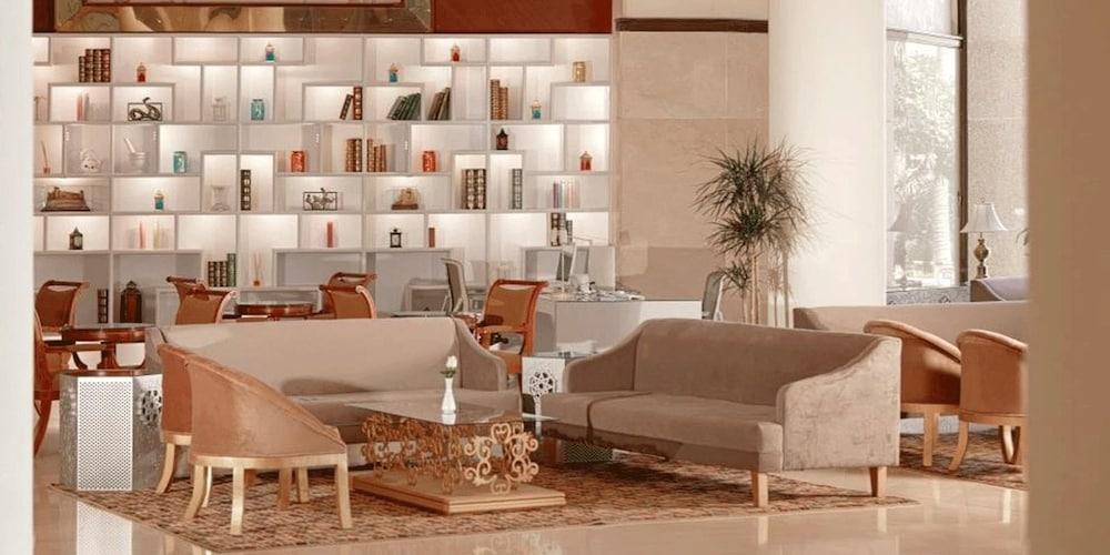 كراون بلازا قصر الرياض، آن آي آيتش جي هوتل - Lobby Lounge
