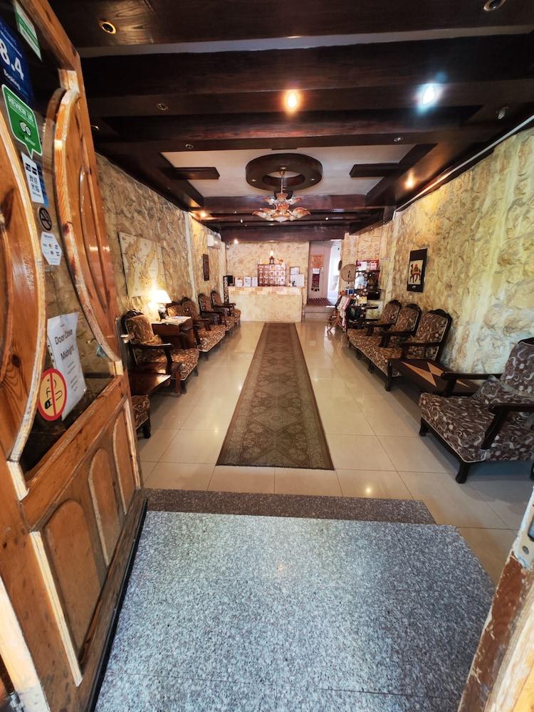 Rocky Mountain Hotel - Lobby