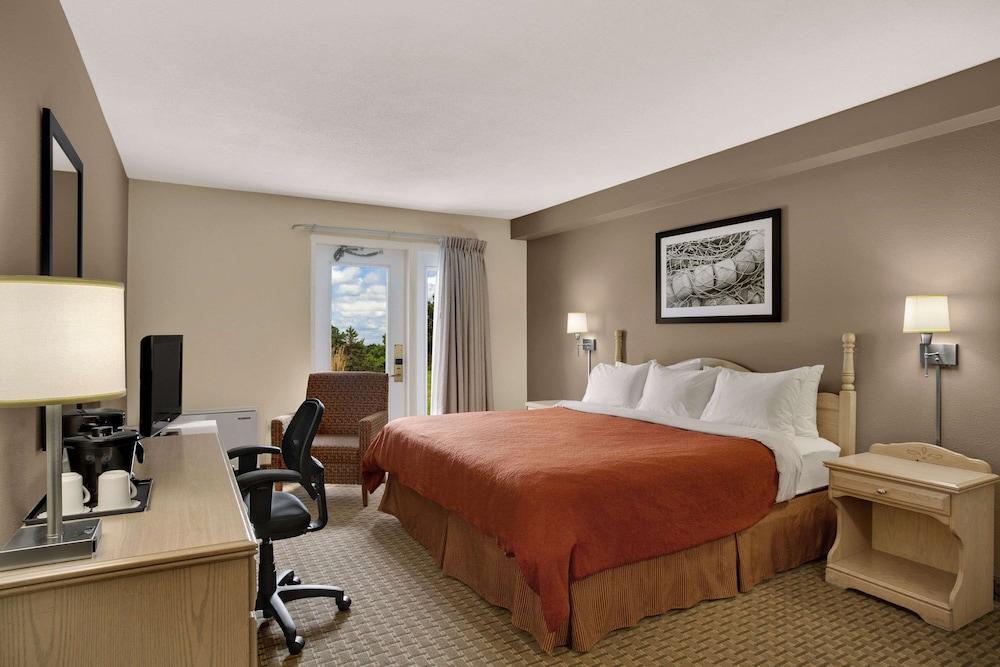 Travelodge Suites by Wyndham Saint John - Room