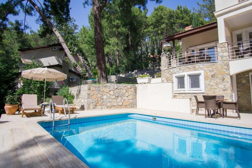 Larmos Villa - Outdoor Pool