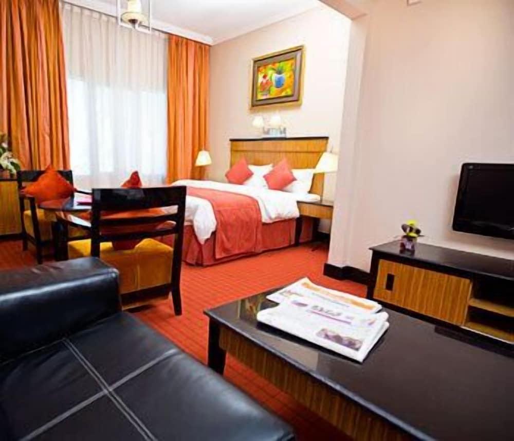 Rayan Hotel Corniche - Living Area