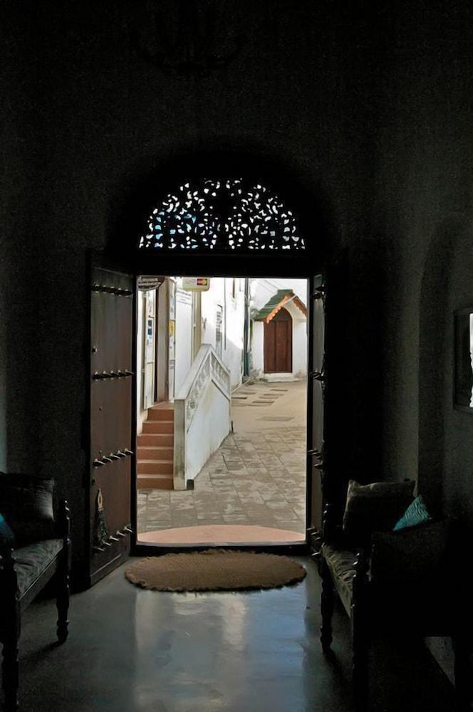 كيسيوا هاوس - Interior Entrance