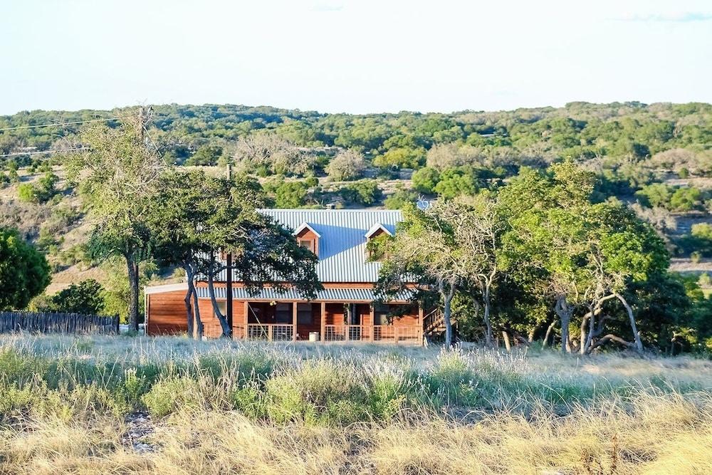 Hidden Rock Ranch 3 Bedroom Cabin by Redawning - Featured Image