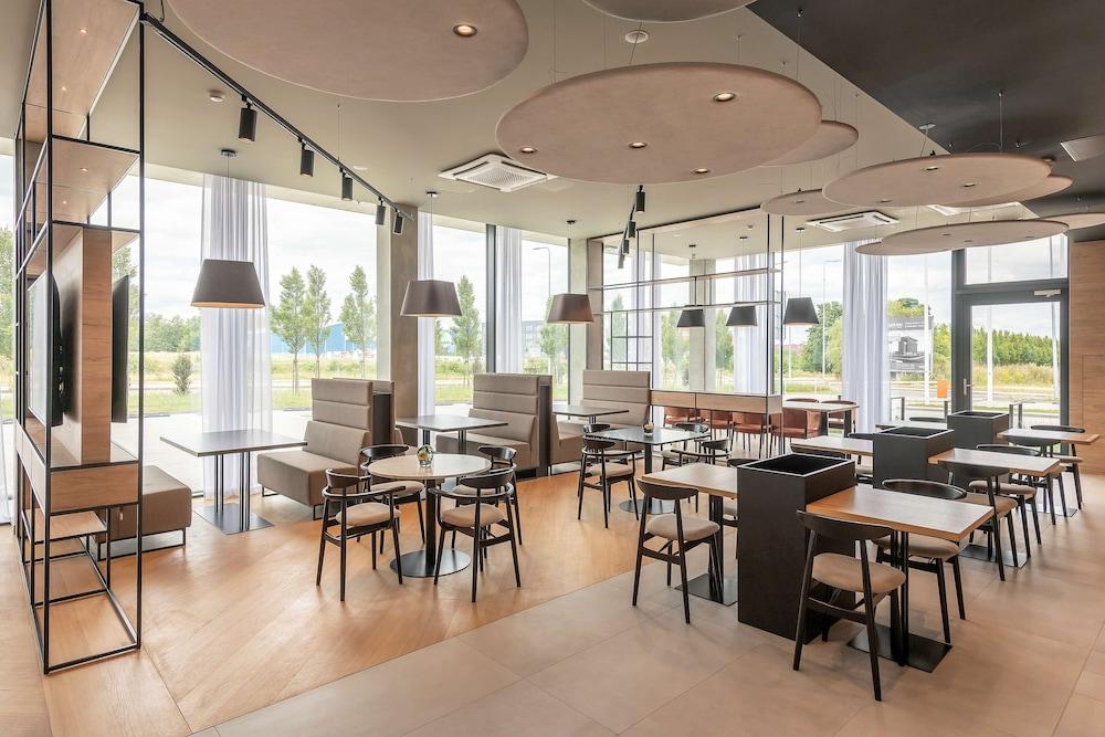 Park Inn by Radisson Vilnius Airport Hotel & Conference Centre - Lobby Lounge