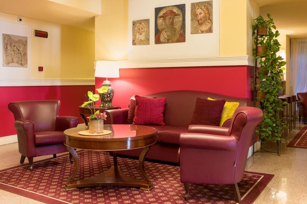Hotel Gran Duca Di York - Lobby Sitting Area