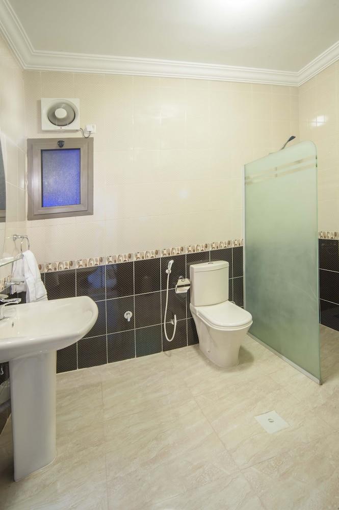 Al Ezzah Palace Hotel Suites - Bathroom