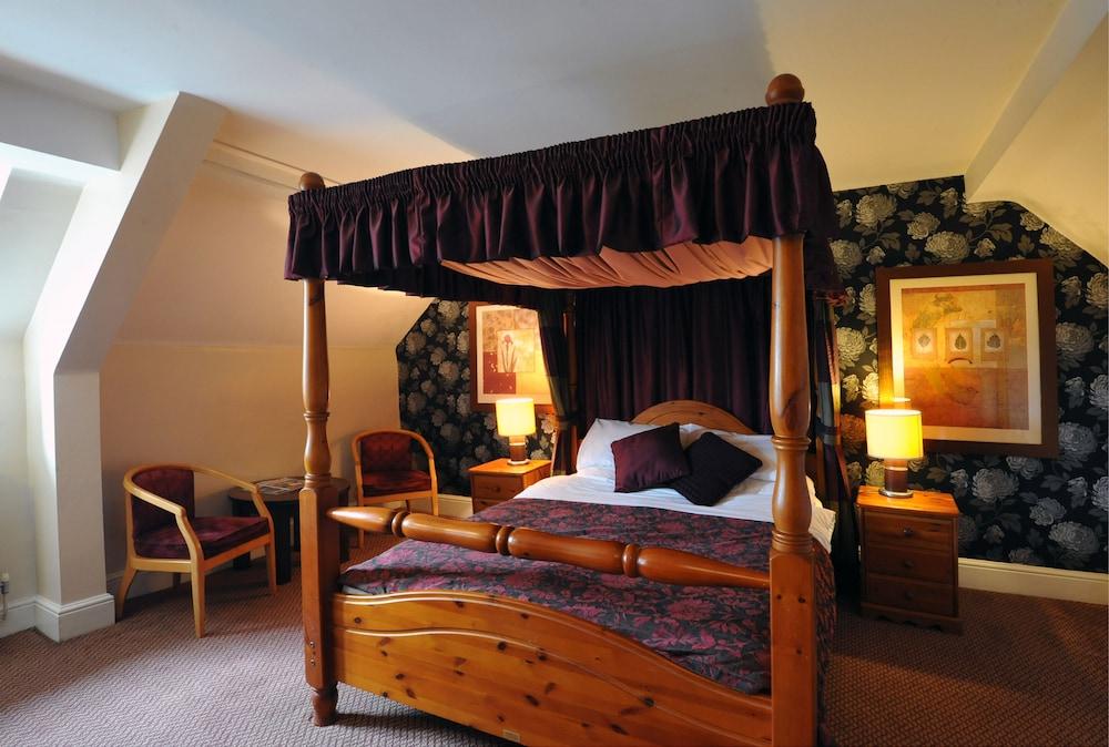 The Royal George Birdlip by Greene King Inns - Room