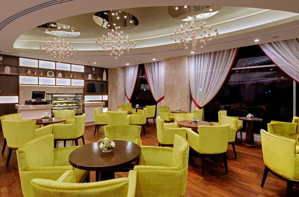 Landmark Premier Hotel - Lobby Lounge