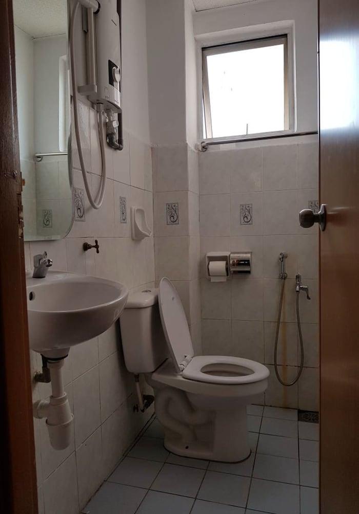 Anjung Apartment 3BR 1 - Bathroom