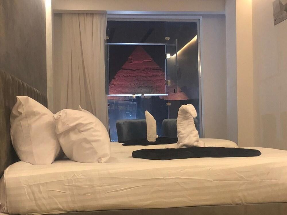 Cleopatra Pyramids View Inn - Room