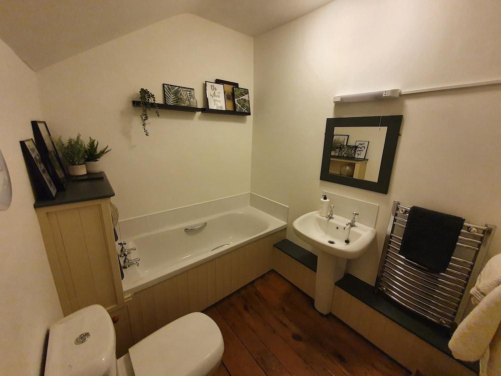 Cosy Cottage in Heart of Llangollen - Bathroom